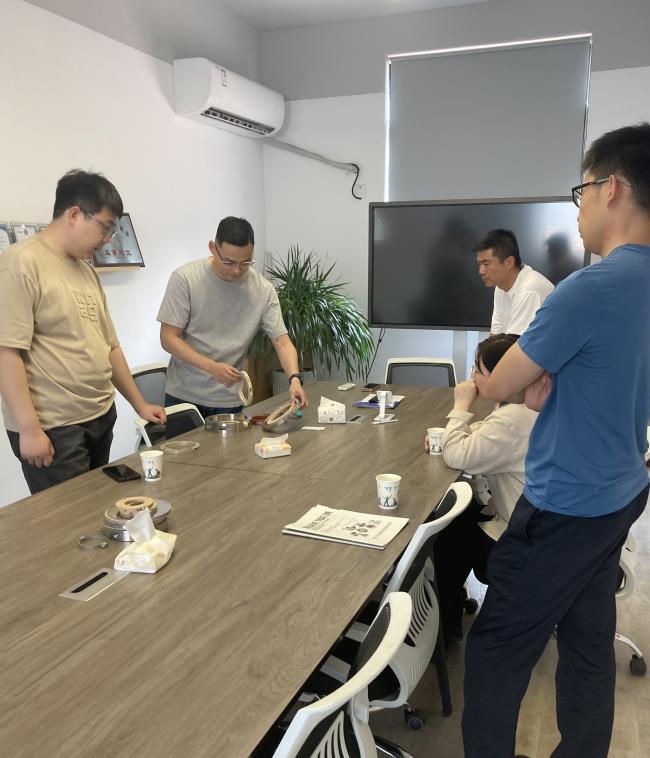 青島客戶考察江蘇博立飛旋轉(zhuǎn)軸封，致力于開發(fā)更先進的···